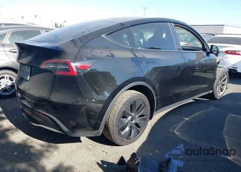 2024 Tesla Model Y Long Range Dual Motor All-Wheel Drive/Rwd z USA, uszkodzony, nr VIN 7SAYGDED2RF127531